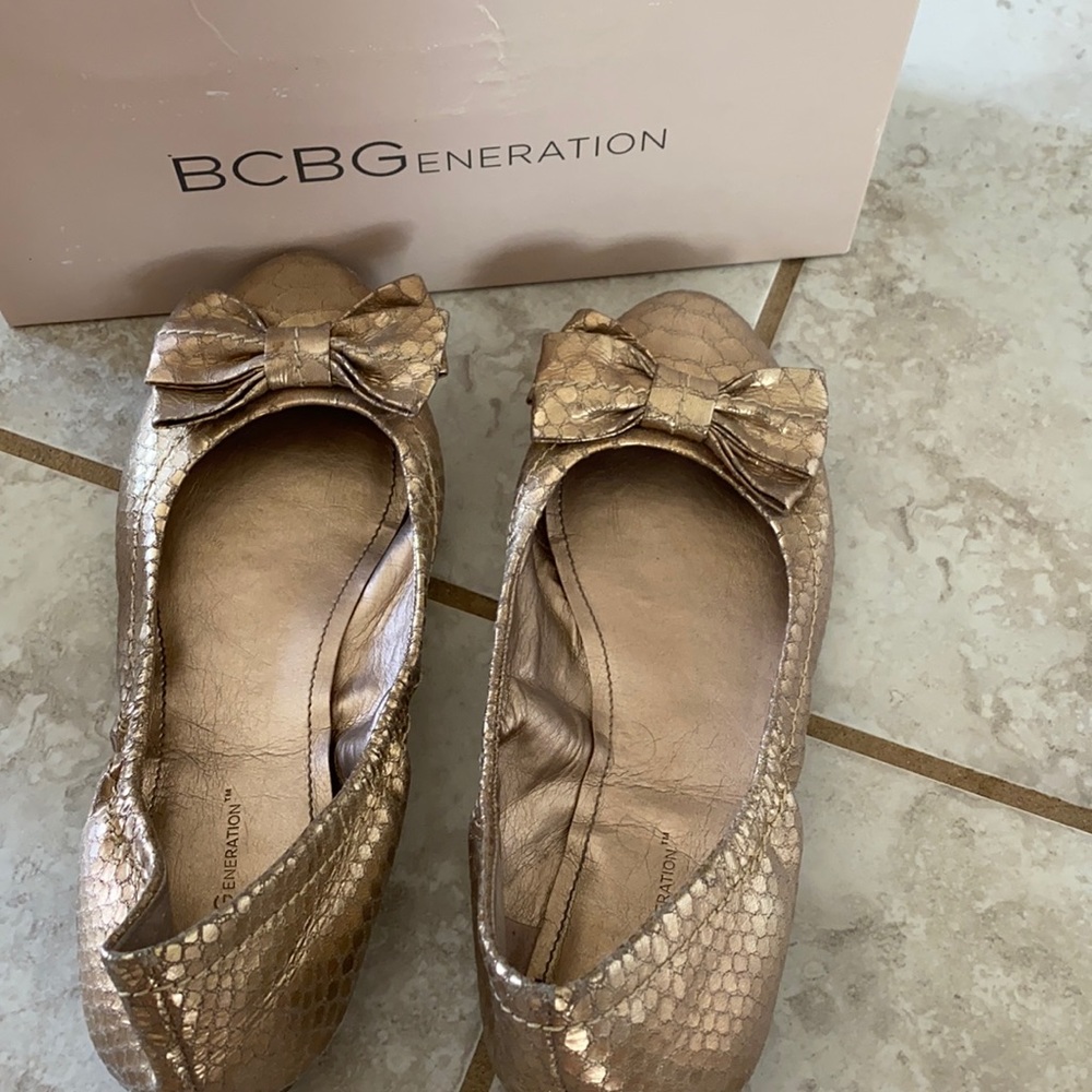 BCBG generation gold flats